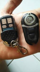 Press and hold down the button on original remote that you wish to program onto the corresponding button on copy remote, and then press and hold down the corresponding button on copy remote. Diy Cara Menduplikat Cloning Remote Mobil Ubay