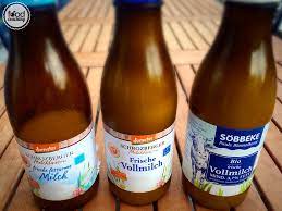 Milk churns in silver grey. Echte Milch