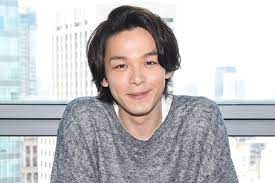 ある時はdv夫 ある時はゆるふわモテ男 そんなカメレオン俳優 中村倫也が日本テレビ系ドラマ 崖っぷちホテル 毎週日曜22 30 で演じているのは 競艇狂い のスーシェフ 江口竜二だ 同作に臨む心境や 主演 岩田剛典をはじめとする共演 者