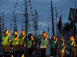 Paimpol will travel, dream, escape, stumble from encounter to encounter and one musical discovery to the next, in a spirit of joy and. Seemannslieder Festival Tourisme Bretagne