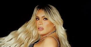 Las novias andaluzas más virales de 2025 prefieren la mantilla antes que el  velo