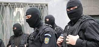 Polițiștii de investigare a criminalității economice, sub coordonarea direcţiei de investigare a criminalităţii economice din igpr, desfășoară, vineri. Èeful PoliÈiei Romane OfiÈer Al DirecÈiei OperaÈiuni Speciale Cercetat In Cazul Descinderii GreÈite La Un Profesor De Istorie