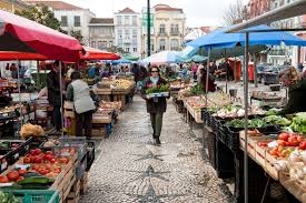 O ze povinho o artesanato é também famoso, do qual se destacam a cerâmica de rafael bordalo pinheiro nas caldas da rainha ou as. Jornal De Leiria Regresso Da Praca Da Fruta Ao Centro Das Caldas Da Rainha Divide Vendedores E Compradores
