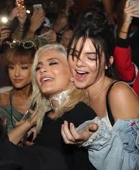 Epingle Sur Ariana Grande