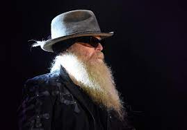 Le bassiste de zz top, dusty hill, membre du trio de blues rock texan pendant plus de cinquante ans, est mort à l'âge de 72 ans, ont annoncé les deux autres membres du groupe. Skkbmngpse1bhm