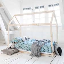 petite amelie du design abordable pour la chambre des enfants hello blogzine lit maison lit cabane chambre enfant