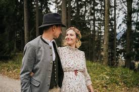 Hochzeitskarten bayerisch #hochzeit #bayerisch #hochzeitskarten hochzeit zu zweit auf der alm huberspitz | hochzeitsblog the little wedding corner. Hochzeit Almbad Huberspitz Am Schliersee Standesamtlich Am Berg