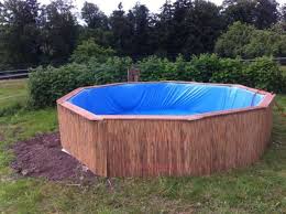 avec 9 palettes cet homme a fait un truc genial dans son jardin simple mais genial en 2020 piscine palette construire une piscine fabriquer piscine