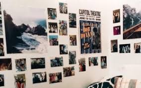 Ngga ada salahnya kamu mencoba hal yang baru sehingga bisa membuat kamu betah tinggal di kamar. Tempelkan Gambar Atau Sticky Note Di Dinding