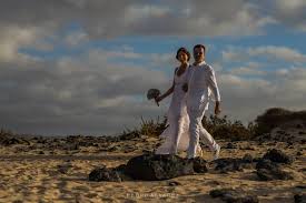 Online guide to the island of fuerteventura, with information on resorts, attractions, beaches, places to visit as well as how to get around the island. Fotos De Boda Ibicenca En Las Playas De Fuerteventura Corralejo