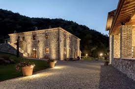 Grazing Light To Enhance The Stone Walls And Highlight The Texture Beinspired Light Lighting Simes Exteri Light Architecture Stone Wall Building Exterior