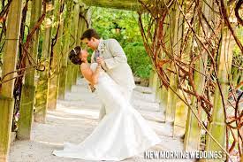 Bride And Groom At Wedding In The Lace House Of The Govenor S Mansion In Columbia South C Morning Wedding Outdoor Wedding Venues Wedding Venues South Carolina