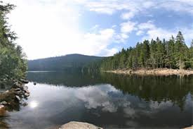 Dolinu, v níž se čertovo jezero nachází, vyryl podle pověsti ďábel, neboť mu dívka, kterou chtěl odnést do pekla. Certovo Jezero Devil S Lake Chata Sumava