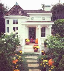 Review an illustrated dictionary and chronological tour of house styles of american home design from colonial and victorian to modern and postmodern. Victorian Houses Tiny House Design Victorian Tiny House House Exterior