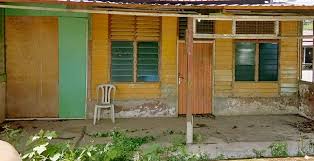 Rumah dengan desain rumah minimalis modern tampaknya saat ini tengah booming di indonesia. Dekorasi Rumah Papan Yang Terbiar Di Kampung Giler Deco