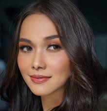  maja hüpft über die blumenwiese. Maja Salvador Bio Age Height Net Worth Husband Parents
