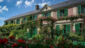 Dans Les Jardins De Giverny Tels Que Monet Les Peignait Rosier Grimpant Jardin D Eau Volets Verts
