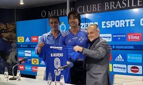 Nelson varela, alejandra aranguiz, carlos lizama, hugo sepulveda, marcelo antonelli, roman thaler, ricardo d. Com Camisa Do Cruzeiro Pintada No Corpo Marcelo Moreno E Apresentado Na Toca Ii Via Comercial
