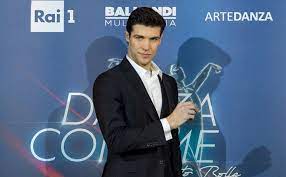 Un'atmosfera magica e l'eleganza della danza. Formatbiz Roberto Bolle Opens 2020 Of Rai1 With Danza Con Me 4 3m 21 77