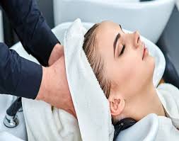 للنساء فقط الماء الساخن أم البارد لشطف الشعر إليك الإجابة