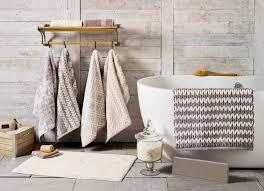 Un nuovo modo di pensare l'arredamento moderno per il tuo bagno. Bagno Moderno Gli Accessori Must Have