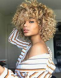 Coiffures Curly Utilisant Les Coiffures Curly Et La Couleur Des Cheveux Boucles Hairstyles Plus Curly Hair Styles Inverted Bob Hairstyles Blonde Hair Color