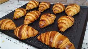 Croissant), türkçe ay çöreği, hilal açması anlamına gelen avusturya kökenli, hilal şeklinde olan bir yiyecektir. Evde Tereyagli Fransiz Kruvasani Yapimi Kruvasan Nasil Yapilir Youtube