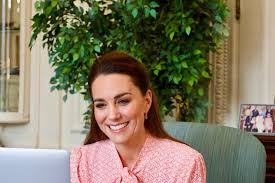 El príncipe harry dijo en la entrevista que temía que la historia se repitiera antes de que él y meghan dejaran sus roles como miembros de la realeza. 4sso9qdn0ye4em