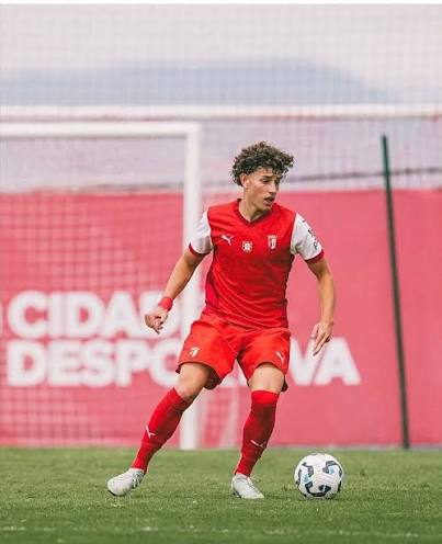 El mediocampista Jetzen López (2007), de quien ya dimos su info por el año  2022 y que actualmente juega en el Braga de Portugal 🇵🇹, fue convocado a  la selección sub 18