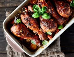 Se acopera tava cu folie si se da puiul la cuptor, la 200 de grade (foc aproape maxim la cuptoarele. Pulpe De Pui Rustice Pe Pat De Legume Annabella