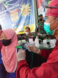 Admira terlihat kompak mereka menggunakan kostum yang sama dengan corak warna biru kombinasi kuning. Senang 300 Karyawan Pabrik Triplek Vaksin Gratis Di Kodim 0804 Magetan Suara Kumandang