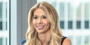 Amber Meeks's Instagram, Twitter & Facebook