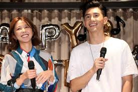 吳慷仁（1982年11月24日 － ），台灣 男演員、模特兒，出生於高雄市。 2007年以《沿海岸線徵友》的小海出道，2009年參與《下一站，幸福》演出花拓也而知名度大開。 2013年以《愛在旭日升起時》張廷旭一角獲得第18屆亞洲電視大獎最佳男主角，2015年以《麻醉風暴》獲得第50屆金鐘獎迷你劇集／電視. å´æ…·ä»é‚µé›¨è–‡æ‹æƒ…å…¬å¼€åŽåŒæ–¹å‰ä»»çš†é€ç¥ç¦ å´æ…·ä» é‚µé›¨è–‡ å¼ ç«‹æ˜‚ æ–°æµªå¨±ä¹ æ–°æµªç½'