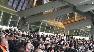 Οι άνδρες της προσωπικής του ασφαλείας αντέδρασαν πετώντας το μπουκαλάκι πίσω. Epeisodia Sta Epishma Toy Oaka Telikos Kypelloy Ellados Paok Aek Youtube