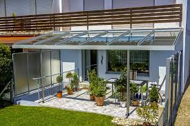 Terrassenuberdachung Aus Alu Und Glas An Reihenhaus Mit Balkonanschluss Von Mwk Aus Mering Terrassenuberdachung Uberdachungen