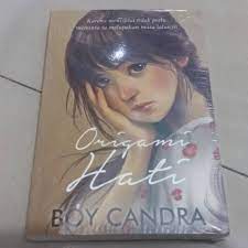 Aktif menulis sejak tahun 2011 selain ingin terus menulis novel dan buku fiksi lainnya. Novel Origami Hati Boy Candra Shopee Indonesia
