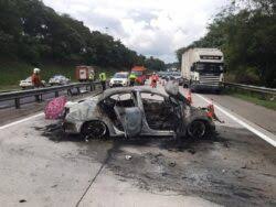 Berhenti di lampu isyarat merah. Suami Isteri Maut Nahas Motosikal Kereta Utusan Digital