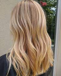 Blond on a dimmer, the ideal hair color to turn to when you want to lighten up your hair (and the key to pulling off this dimmer blond hair color is to go with a more subtle hue that's warm and. 11 Blondi Ideen In 2021 Frisuren Haarfarben Haarfarbe Blond