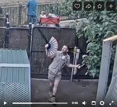 Chto To Strannoe Proishodit Na Perednem Plane Naprimer Gg Predstavlyaet Sebya Iz Za Kadra A Sam Otplyasyvaet V Kadre Za Zaborom Chto Melbourne Zoo Boney M Zoo