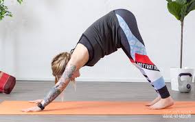 Keine sorge, es gibt auch für anfänger viele geeignete yoga übungen, die den körper gut beanspruchen. 8 Yoga Ubungen Fur Den Unteren Rucken Workout Bei Ruckenschmerzen