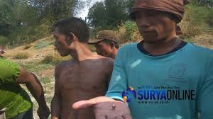Check spelling or type a new query. Mendulang Emas Di Jembatan Kaliketek Bojonegoro Warga Malah Dapat Uang Koin Sampai Tombak Kuno Tribunnews Com Mobile