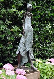 bronzen beeld voor de tuin bronzen tuinbeeld beeld in de tuin bronzen sculpturen in moderne tuin beelden voor buite tuinbeeld tuinbeelden bronzen sculptuur