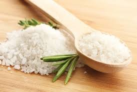 Kết quả hình ảnh cho rửa mặt bằng nước muối