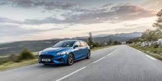 Gasesti usor traseul cu ajutorul sistemului sync cu ecran tactil de 8 si navigatie incorporata. Oferta Primesti Doua Tichete Rabla Cand Cumperi Noul Ford Focus Superspeed La Pro Tv