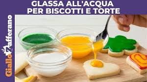 Oggi prepariamo la glassa al cioccolato a base di acqua e senza zucchero. Glassa All Acqua Per Biscotti E Torte Youtube