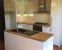 A Smaller Ikea Kitchen Which Includes Plenty Of Storage Solutions The Karlby Oak Benchtop Looks Stunning With The Hittarp Ikea Keuken Boerderij Keuken Keuken