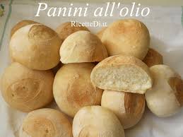 Prima di tutto preparate l'impasto, formate i panini e cuocete seguendo il procedimento dei panini al latte. Panini All Olio Ricettedi It