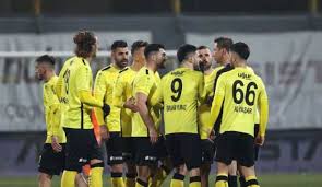 Bunun üzerine ümraniyeliler centilmenlik örneği gösterip kalelerini açtılar ve samsun'un gol atmasına izin verdiler. Istanbulspor Samsunspor Macinda Kural Hatasi Iddiasi Tum Spor Haber