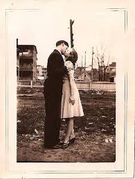 Black And White Throwback Photos 40s 50s Black And White Couple Kiss Love Inspiring Picture On Favim Com On We Heart It Vintage Couples Vintage Romance Vintage Photographs