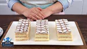 Incepem prepararea cremei de vanilie a prajiturii separand albusurile de galbenusuri. Jamilacuisine Millefeuille Cu Crema De Vanilie Prajitura Napoleon Facebook